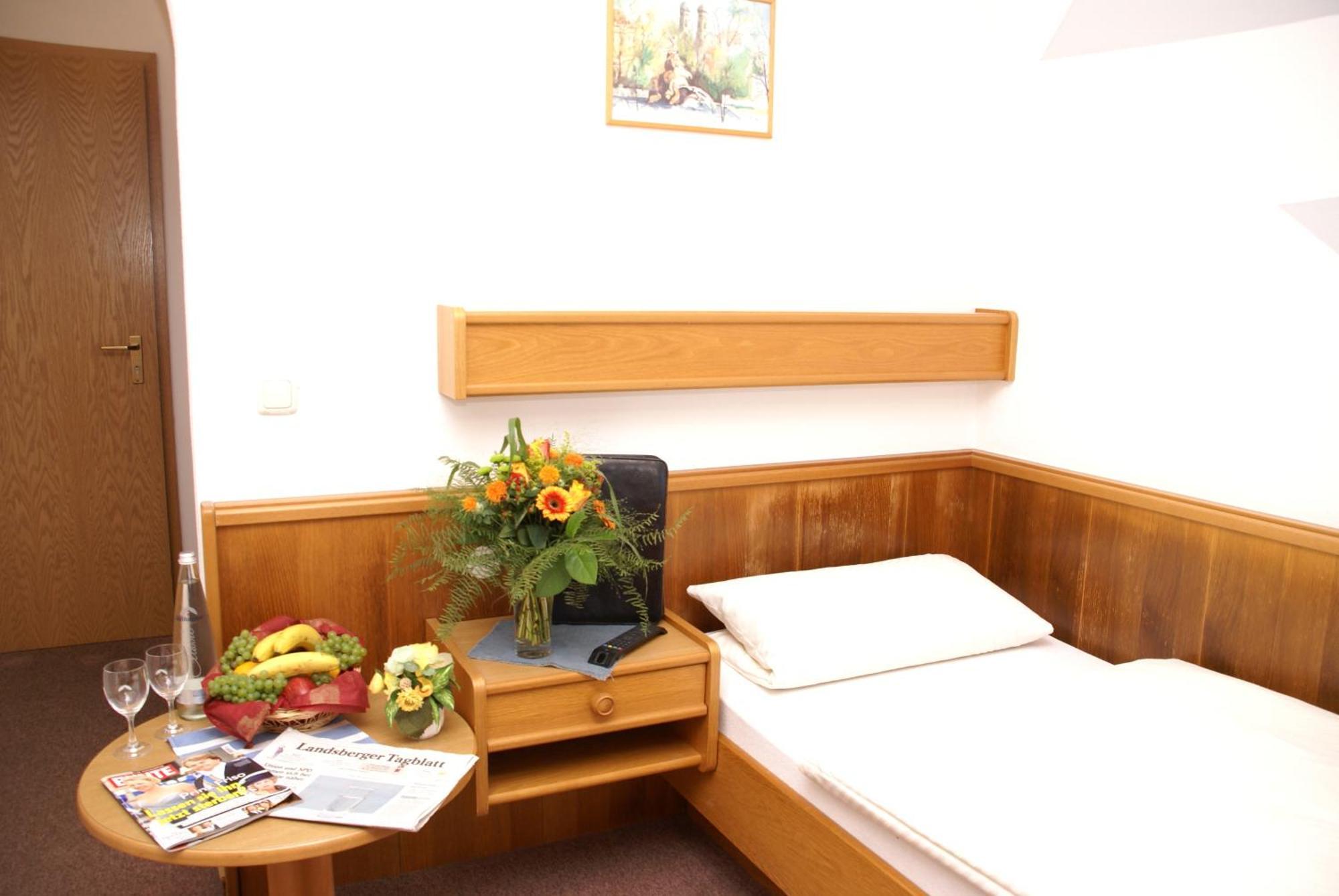 Gasthaus Und Landhotel Wiedmann Eresing Room photo