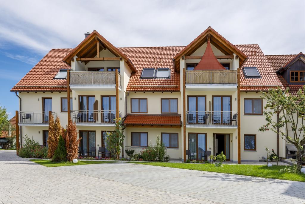 Gasthaus Und Landhotel Wiedmann Eresing Exterior photo